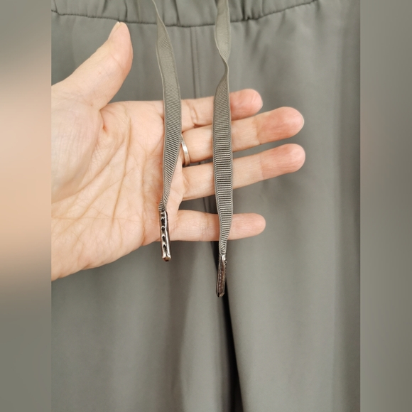 Lululemon On the Fly 7/8 Pant *WovenGrey Sage size 10 - Picture 8 of 12